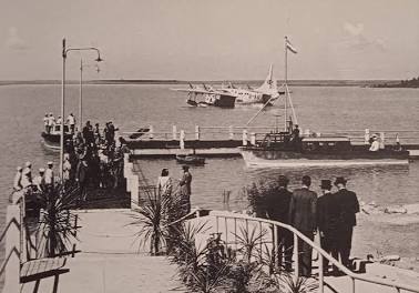 Flying boat moored at the Deneysville jetty